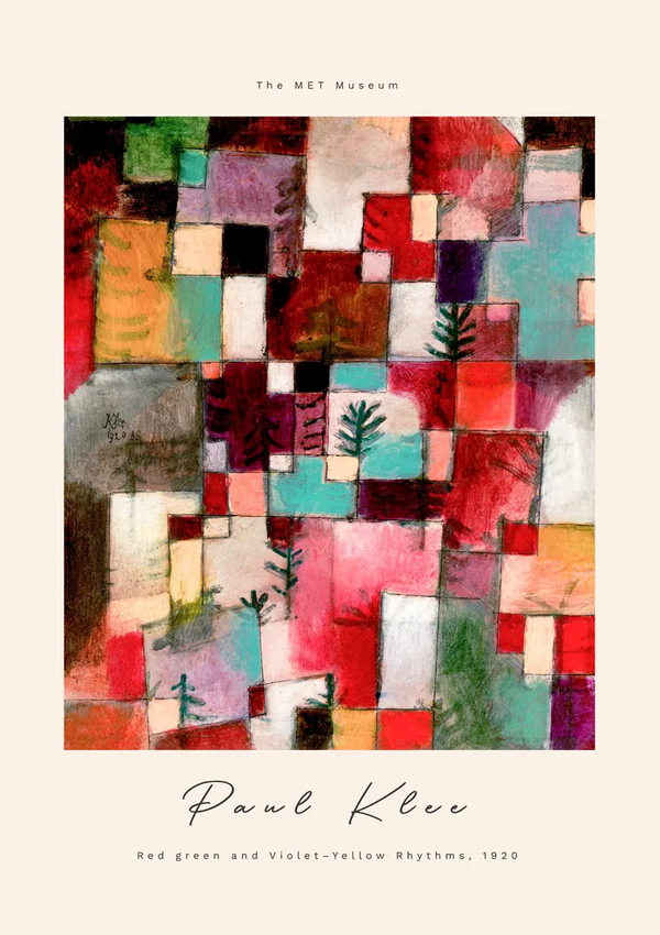 Een abstract schilderij van Paul Klee met de titel "Roodgroene en violet-gele ritmes, 1920." Het kunstwerk bestaat uit een raster van kleurrijke rechthoekige en vierkante vormen met in sommige delen boomachtige patronen. Het schilderij wordt gepresenteerd met een beige rand en tekst boven en onder, nu verkrijgbaar als cdd 013 - klee bij CollageDepot.-