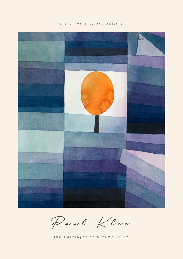 De afbeelding toont een kunstwerk met de titel "The Harbinger of Autumn, 1922" van Paul Klee. Het heeft een abstract ontwerp met een oranje cirkel die lijkt op een boom tegen een achtergrond van verschillende tinten blauw en paars. Het kunstwerk is afkomstig van de Yale University Art Gallery en is te vinden als cdd 018 - klee van CollageDepot.-