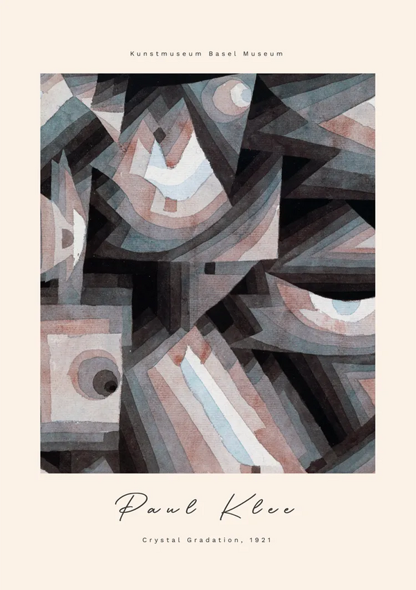 Het P. Klee Abstracte Poster Schilderij van CollageDepot getiteld "Crystal Gradation, 1921", tentoongesteld in het Kunstmuseum Basel Museum. Dit moderne minimalisme-schilderij heeft geometrische vormen in de kleuren bruin, grijs en blauw, met overlappende patronen die lijken op ogen en kristallen. Perfect voor wanddecoratie of als abstracte poster.-