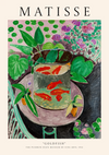 Een schilderij met de titel "ccc 146 - bekende schilders" van CollageDepot, tentoongesteld in het Pushkin State Museum of Fine Arts. Het kunstwerk toont een kom met goudvissen op een tafel, omringd door weelderige groene en paarse planten. Het schilderij dateert uit 1912.