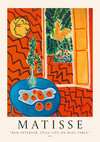 Een felgekleurde poster van het schilderij "Rood interieur, stilleven op blauwe tafel" van Matisse, gemaakt in 1947. Het kunstwerk toont een rode kamer met zigzagpatronen, een blauwe tafel met sinaasappels, een vaas met bloemen en een open raam met daarop een levendig groene plant is verkrijgbaar als ccc 155 - bekende schilders van CollageDepot.