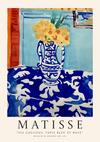 Een schilderij van Henri Matisse met de titel "Les Coucous, Tapis Bleu et Rose" uit 1911. Het toont een vaas met blauw en wit patroon en gele bloemen op een tafelkleed met blauw en wit patroon, met een lichtblauwe achtergrond. De tekst onderaan verwijst naar het Museum voor Moderne Kunst. Productnaam: ccc 156 - bekende schilders Merknaam: CollageDepot
