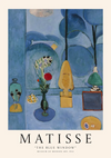 Een kunstposter met Matisse's "The Blue Window", geschilderd in 1913. Het kunstwerk toont een kamer met blauwe muren en een blauw raam met verschillende objecten zoals een vaas met bloemen, een masker en een beeldhouwwerk. Op de onderkant staat 'Matisse' en 'Museum voor Moderne Kunst'. Productnaam: ccc 157 - bekende schilders Merknaam: CollageDepot.