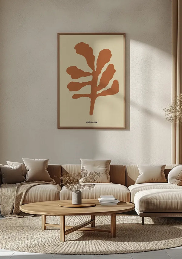 Een gezellige, moderne woonkamer met een CollageDepot product 106 - bestsellers bank met bijpassende loveseat en kussens, een ronde houten salontafel, decoratieve vazen en een grote ingelijste botanische print aan de muur.,Lichtbruin