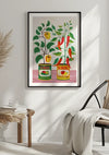 Aan een witte muur hangt een ingelijste kunstillustratie met illustraties van twee fruitplanten in potten. De ene plant heeft geel fruit, de andere heeft rode pepers. Onder het frame staat een witte, geweven stoel, gedrapeerd met een witte deken, en een tafeltje met boeken en een vaas. Het getoonde kunstwerk is het Salsa Blikjes Schilderij van CollageDepot.,Zwart