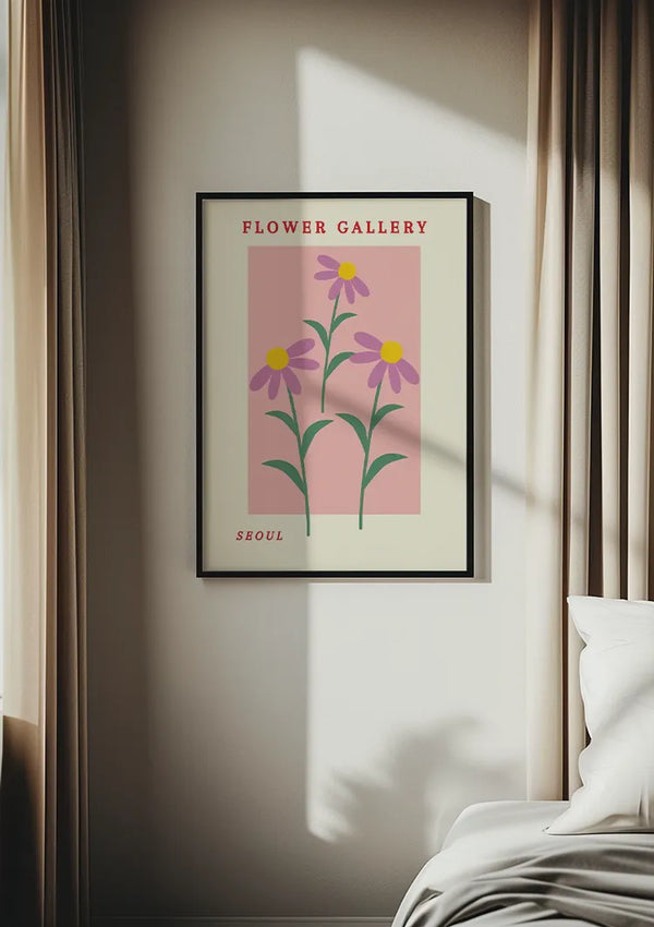 Een ingelijste poster met de titel "Flower Gallery" hangt aan de muur en toont een illustratie van bloemen met roze stelen en gele middelpunten. Bij het CollageDepot product 005 - bestsellers staat onderaan het woord "Seoul".,Zwart