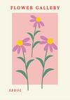 Illustratie van drie gestileerde bloemen met paarse bloemblaadjes en gele middelpunten, tegen een roze achtergrond. De tekst bovenaan luidt "Flower Gallery" en onderaan "Seoul". - CollageDepot product 005 - bestsellers-