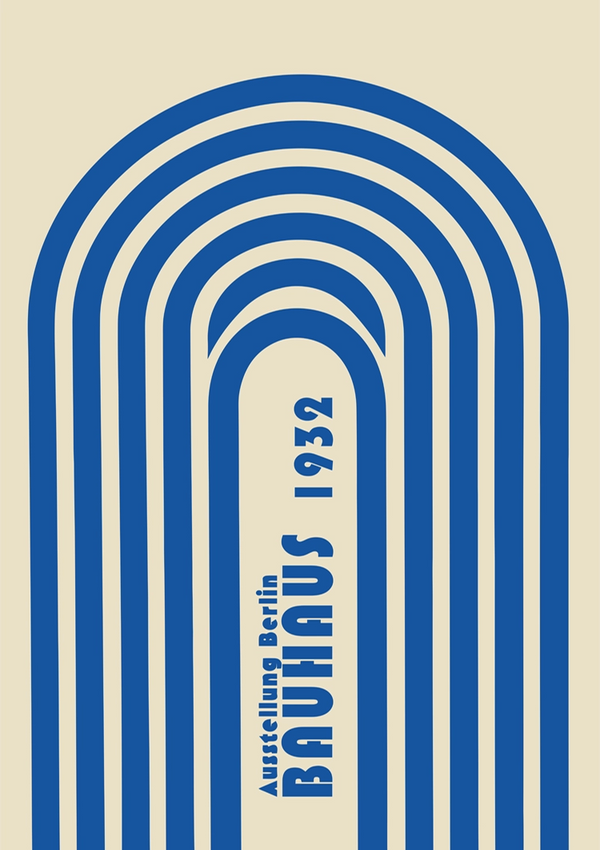 Poster met opvallende, blauwe bogen die kleiner worden om diepte te creëren, met in het midden de tekst "Ausstellung Berlin Bauhaus 1923" in omgekeerde kleur. Een vintage, grafische ontwerpstijl die eenvoud en symmetrie benadrukt, afkomstig van CollageDepot's product 038 - bestsellers.-