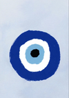 Een artistieke weergave van het boze oog-symbool, met concentrische cirkels in zwart, lichtblauw, wit en donkerblauw. Dit abstracte Turkse oogschilderij van CollageDepot valt op tegen een licht grijsblauwe achtergrond. Perfect als unieke wanddecoratie voor elke moderne ruimte.