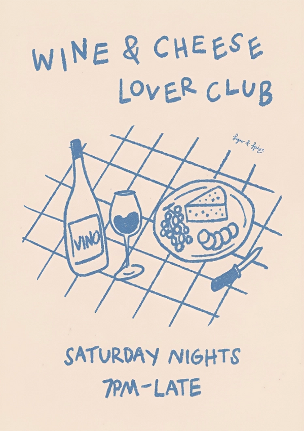 Geïllustreerde poster voor een "Wine & Cheese Lover Club"-evenement met een tekening van een wijnfles, glas, kaas en druiven op een geruite achtergrond met evenementdetails voor zaterdagavond vanaf 19.00 uur. Gemaakt met CollageDepot's product 085 - bestsellers.-