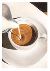 Er wordt een stroom melk in een kopje koffie gegoten, waardoor er wervelingen op het oppervlak ontstaan. Het kopje staat op een schotel, beide in het wit. De compositie is strak gefocust op het kopje en benadrukt de beweging van de melk die zich vermengt met de koffie - een perfecte scène voor een Cappuccino-schilderij van CollageDepot om toe te voegen als wanddecoratie.-