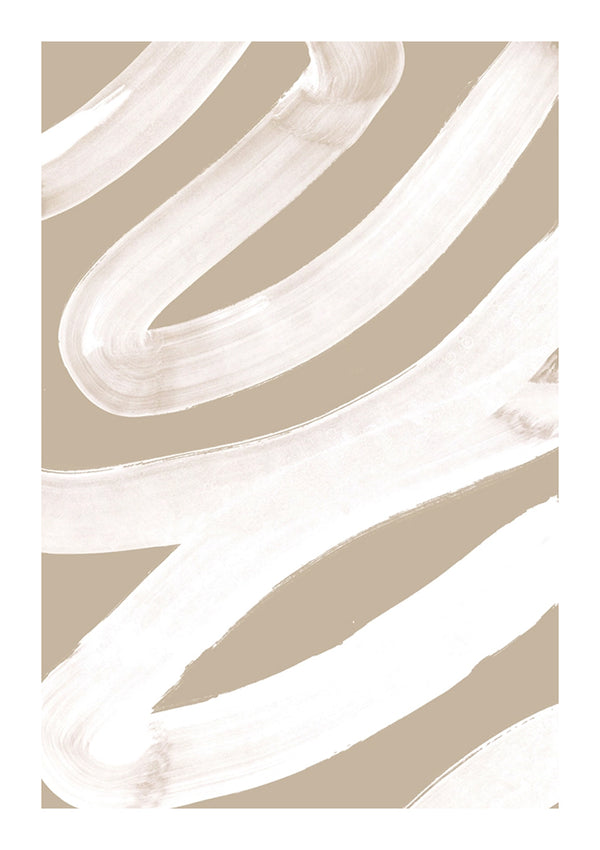 Een beige achtergrond met grote, vloeiende witte penseelstreken die een Abstract Verfstreken Schilderij van CollageDepot creëren, gebogen lijnen. De penseelstreken variëren in breedte en overlappen elkaar enigszins, waardoor een gevoel van dynamische beweging over het frame ontstaat – perfect voor uw moderne wanddecoratie.-