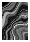 Een abstract zwart-wit schilderij met vloeiende, golvende lijnen en patronen die lijken op natuurlijke marmer- of agaatsteentexturen. De verschillende grijstinten creëren een gevoel van beweging en diepte in de compositie, perfect voor wanddecoratie met een magnetisch ophangsysteem. Maak kennis met het Zwart witte golven patroon schilderij van CollageDepot.