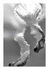 Een zwart-wit abstract ab 020 - zwart-wit schilderij met een grote, centrale, wolkachtige vorm omgeven door gestructureerd en glinsterend water. De abstracte vorm kan de gelijkenis van een gezicht oproepen. Merknaam: CollageDepot-
