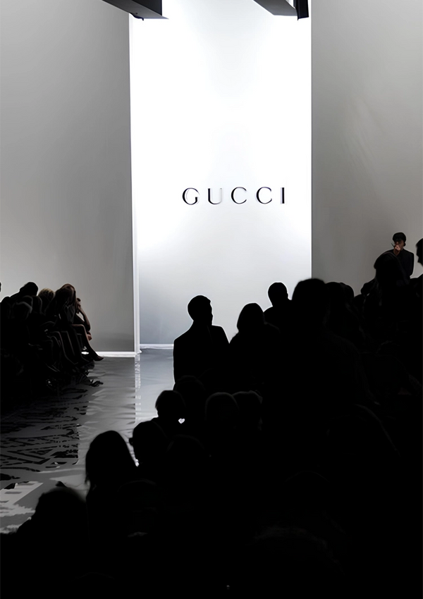 Silhouetten van mensen die bij een modeshow zitten, met een helder verlicht paneel met het logo "CollageDepot" in een opvallende, minimalistische stijl.-