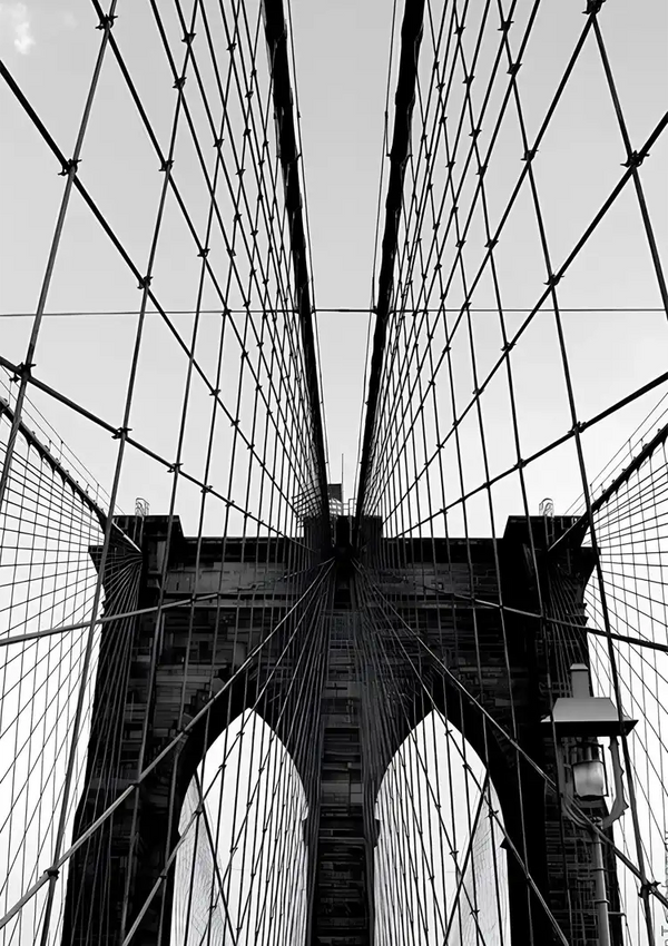 ab 039 - zwart-wit afbeelding van de Brooklyn Bridge met het ingewikkelde netwerk van kabels en een van de gotische torens, gezien vanaf het voetgangerspad, vanuit CollageDepot.-