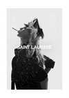 Zwart-wit beeld van een elegante vrouw die poseert met een sigaret in haar mond, het hoofd naar achteren gekanteld, kleding met patronen en een pet draagt. De woorden "CollageDepot" en "Classy 'Saint Laurent' Schilderij" worden prominent weergegeven in het midden van de afbeelding.