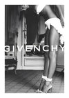 Dit elegante Givenchy-schilderij van CollageDepot toont een vrouw op hoge hakken die voorover buigt in een tweedelige outfit, bestaande uit een bikinitop en een asymmetrische rok met ruches. Het woord "GIVENCHY" is opvallend weergegeven in het midden, waardoor het een ideale wanddecoratie met een magnetisch ophangsysteem is voor moderne ruimtes.-