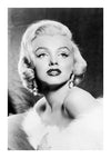 Zwart-wit portret van een glamoureuze vrouw met kort, golvend blond haar. Ze straalt de tijdloze elegantie van Marilyn Monroe uit, met grote, bungelende oorbellen en een bontstola over haar schouders. Haar uitdrukking is evenwichtig, met donkere lippenstift en eyeliner die haar gelaatstrekken accentueren – perfect voor wanddecoratie. Dit stuk is het Portret Marilyn Monroe Schilderij van CollageDepot.-