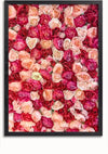 Een ingelijst kunstwerk met een dicht arrangement van kleurrijke bloemen in verschillende tinten roze en perzikrozen. De bloemen zijn stevig verpakt, waardoor een levendig en gestructureerd geheel ontstaat. Het zwarte frame, aangevuld met een magnetisch ophangsysteem, contrasteert opvallend met de kleurrijke rozen voor een elegante wanddecoratie. Maak kennis met het Kleurrijke bloemen Schilderij van CollageDepot, perfect om een vleugje verfijning aan elke ruimte toe te voegen.