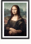 Een ingelijst beeld van de Mona Lisa, een portretschilderij van halve lengte van een vrouw met een raadselachtige uitdrukking. Ze draagt donkere kleding en zit tegen een verre landschapsachtergrond met bergen en een kronkelend pad. Dit charmante Leonardo Da Vinci Mona Lisa Schilderij van CollageDepot wordt geleverd met een magnetisch ophangsysteem voor moeiteloze weergave.