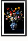 Het Delfts Blauw Bonte Bloemen Schilderij van CollageDepot toont een boeket van verschillende kleurrijke bloemen, waaronder tulpen, madeliefjes en rozen, gerangschikt in een blauw-witte porseleinen vaas tegen een zwarte achtergrond. Het frame is eenvoudig en zwart, waardoor de aandacht wordt gevestigd op de ingewikkelde bloemendisplay, waardoor het perfect is als wanddecoratie.,Zwart-Met,Lichtbruin-Met,showOne,Met