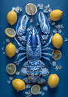 Een blauwe kreeft is gerangschikt op een donkerblauw oppervlak, omringd door hele citroenen, schijfjes citroen en witte bloemblaadjes. De kreeft is gecentreerd in het beeld met zijn klauwen opengespreid en schijfjes citroen eromheen geplaatst, waardoor een opvallend wanddecor ontstaat dat doet denken aan een Blauwe Kreeft Met Gele Citroenen Schilderij van CollageDepot.