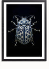 Een ingelijst Delfts Blauw De Porseleinen Kever schilderij van CollageDepot toont een kever waarvan het lichaam versierd is met ingewikkelde blauwe en witte bloemenpatronen, die op porselein lijken. De achtergrond is geheel zwart, wat de gedetailleerde vormgeving van het schilderij benadrukt. Optioneel: Gebruik een magnetisch ophangsysteem voor eenvoudige weergave.,Zwart-Met,Lichtbruin-Met,showOne,Met