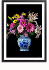 Een ingelijst CollageDepot Delfts Blauw Bloemen In Vaas Schilderij toont een boeket bloemen, waaronder roze, gele en witte bloesems, gerangschikt in een blauw-witte vaas met ingewikkelde patronen. De zwarte achtergrond benadrukt de levendige kleuren van deze prachtige wanddecoratie.,Zwart-Met,Lichtbruin-Met,showOne,Met