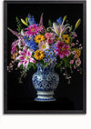Een ingelijste Delfts Blauw Levendige Bloemen In Vaas van CollageDepot toont een bloemstuk in een blauw-witte vaas tegen een zwarte achtergrond. Het boeket bevat een verscheidenheid aan bloemen, waaronder roze lelies, gele madeliefjes, blauwe delphiniums en kleine roze bloesems. Deze elegante wanddecoratie is eenvoudig op te hangen met een magnetisch ophangsysteem.,Zwart-Zonder,Lichtbruin-Zonder,showOne,Zonder