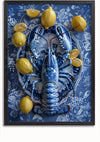 Een ingelijst kunstwerk toont een blauwe keramische kreeft omringd door hele en gesneden citroenen, gerangschikt op een blauw-witte achtergrond met bloemenmotief. Het algemene kleurenschema is blauw en geel. Dit stuk is getiteld "aab 329 Delfts blauw" van CollageDepot.,Zwart-Zonder,Lichtbruin-Zonder,showOne,Zonder
