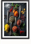 Een ingelijst Spices On A Spoon-schilderij van CollageDepot toont vijf lepels gevuld met levendige kruiden, gerangschikt op een donker oppervlak. De kruiden omvatten gele kurkuma, groene kruiden, diep oranje paprika en rode chilivlokken, vergezeld van verspreide kruiden en peperkorrels. Deze boeiende wanddecoratie is voorzien van een handig magnetisch ophangsysteem.,Zwart-Met,Lichtbruin-Met,showOne,Met