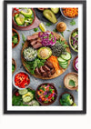 Een ingelijste foto toont een levendig assortiment kleurrijk, gezond voedsel, waaronder gesneden avocado's, rode kool, komkommers, paprika's, broccoli en kommen met gemengde salades. Het middelpunt lijkt op een elegant charcuteriebord met gegrild vlees en groenten. Ideaal voor een stijlvolle wanddecoratie. Dit is het Charcuterie Board Schilderij van CollageDepot.,Zwart-Met,Lichtbruin-Met,showOne,Met
