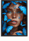 Een close-upportret van een persoon met opvallende blauwe ogen en rood haar, omringd door talloze levendig blauwe vlinders. Het gezicht van de persoon is bedekt met blauwe vlindervormige vlekken en hij heeft sproeten. De afbeelding is prachtig zwart ingelijst; het Butterfly Face Schilderij van CollageDepot is ideaal als prachtig schilderij voor je wanddecoratie.,Zwart-Zonder,Lichtbruin-Zonder,showOne,Zonder