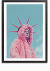 Een ingelijste foto toont een persoon gekleed in een roze harige outfit met een hoofdtooi met puntige punten die lijkt op de kroon van het Vrijheidsbeeld. De achtergrond is een helderblauwe lucht met enkele wolken, waardoor het dankzij het magnetische ophangsysteem een opvallende wanddecoratie is. Het product is het Vrijheidsbeeld met pluizig roze hoodie-schilderij van CollageDepot.,Zwart-Met,Lichtbruin-Met,showOne,Met