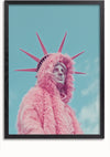 Een ingelijste foto van het Vrijheidsbeeld met een roze harige jas en capuchon dient als speelse wanddecoratie. De achtergrond heeft een blauwe lucht met enkele wolken, en de iconische puntige kroon van het beeld is roze geverfd, passend bij het beeld. Dit unieke Vrijheidsbeeld met Fluffy Pink Hoodie Schilderij van CollageDepot kan worden tentoongesteld met een magnetisch ophangsysteem.,Zwart-Zonder,Lichtbruin-Zonder,showOne,Zonder
