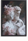 Een ingelijst CollageDepot aaa 104 Exclusive toont twee marmeren bustes versierd met roze bloemen. De vrouwelijke buste, met bloemen in het haar, en de mannelijke buste, met een persoonsgezicht met baard, maken een bedachtzame indruk. Voor het paar staat een witte zwaan, wat het serene tafereel versterkt.,Zwart-Zonder,Lichtbruin-Zonder,showOne,Zonder