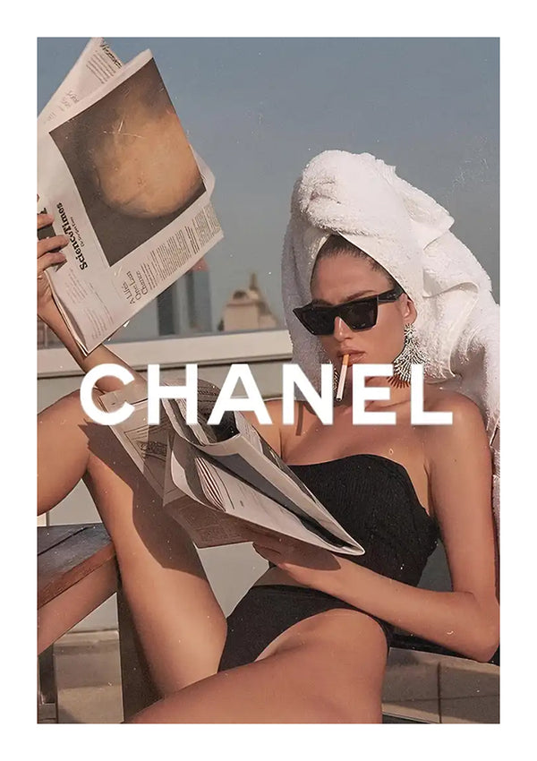 Een vrouw met een zonnebril en een handdoektulband leest een krant bij het zwembad, met een groot "CollageDepot"-logo over de afbeelding heen.-
