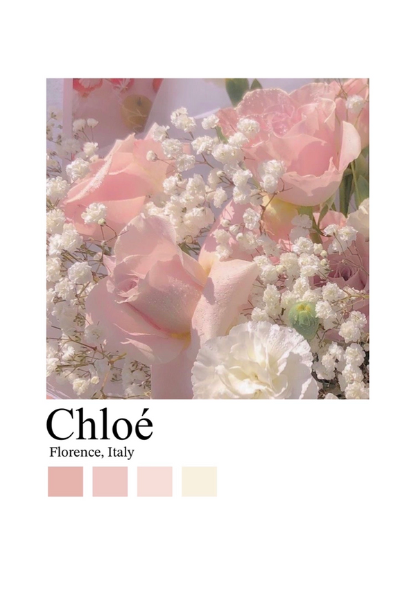 Een boeket met roze rozen, witte gipskruid en lichte pastelbloemen creëert een prachtig Sereen Bloemenarrangement Cloé Parijs Schilderij. De tekst onderaan luidt "CollageDepot", vergezeld van een palet van vijf zachtroze en beige gekleurde vierkanten. Dit zorgt voor elegante wanddecoratie in elke ruimte.-