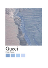 Een close-upfoto van een zachte golf op een zandstrand, met daaronder het woord "CollageDepot" en "Paris, Frankrijk" in een klassiek, elegant lettertype, vergezeld van een kleurenpalet van drie blauwe tinten.-