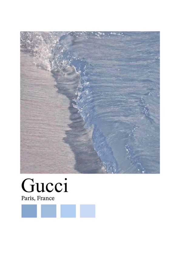 Een close-upfoto van een zachte golf op een zandstrand, met daaronder het woord "CollageDepot" en "Paris, Frankrijk" in een klassiek, elegant lettertype, vergezeld van een kleurenpalet van drie blauwe tinten.-