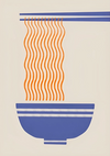 Een minimalistische wanddecoratie bestaat uit een schaal met drie horizontale strepen aan de bovenkant, gekleurd in blauw. Daarboven vallen oranje golvende lijnen, die noedels voorstellen, vanuit een paar eetstokjes, eveneens blauw gekleurd, in de kom. De achtergrond is beige. Dit kunstwerk heet "Noedels Schilderij" van CollageDepot.
