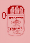 Illustratie van een open sardineblikje van stekelige sardines in tomatensaus met drie zichtbare vissen. Op het etiket staat "BRISLING SARDINES I TOMAT." Het blik is gedeeltelijk uitgerold, waardoor de vis erin zichtbaar wordt. Ideaal als wanddecoratie met een magnetisch ophangsysteem, het kunstwerk maakt gebruik van rode tinten op een roze achtergrond. Dit werk, genaamd Grafisch Sardineblikje Schilderij, wordt aangeboden door CollageDepot.