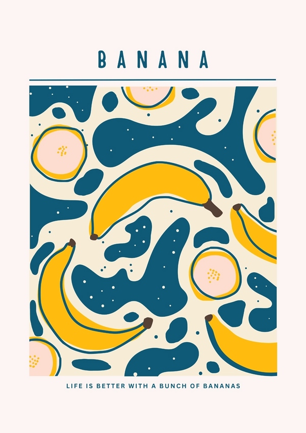 Een kleurrijke illustratie met hele bananen en plakjes banaan tegen een blauwe en beige abstracte achtergrond. Bovenaan staat het woord "BANAAN" en onderaan staat de zinsnede "LEVEN IS BETER MET EEN BOS BANANEN". Dit levendige CollageDepot Life With Bananas Schilderij combineert kunst naadloos met charme voor elke ruimte.
