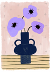 Een minimalistische illustratie van drie paarse bloemen met donkere middelpunten in een donkerblauwe vaas met twee handvatten. De vaas is op een gestreept oppervlak geplaatst en de achtergrond is lichtroze met subtiele kruispatronen, ideaal om uw wanddecoratie te verfraaien als een elegant CollageDepot Lavendelbloemen in Vaas Schilderij met behulp van een magnetisch ophangsysteem.