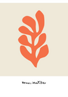 Een abstracte, oranje, bladachtige vorm tegen een beige achtergrond, die lijkt op de stijl van de papieruitsparingen van Henri Matisse. Perfect voor wanddecoratie: CollageDepot Zeewiervorm Schilderij is onderaan geschreven in een handgeschreven lettertype.