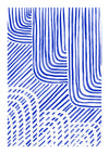 Abstract Blauwe Lijnen Schilderij met een ontwerp van blauwe, gebogen en rechte lijnen op een witte achtergrond van CollageDepot. Het patroon bestaat uit dichte, parallelle lijnen die verschillende vormen en segmenten creëren, die doen denken aan golven van topografische kaarten. Ideaal als wanddecoratie met magnetisch ophangsysteem.
