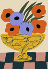 Een simplistisch, abstract schilderij met een gele vaas met oranje en paarse bloemen. De achtergrond is beige en de vaas staat op een geruit oppervlak met zwarte en roze vierkanten. De bloemen hebben een zwart hart en zijn omgeven door groene stengels en bladeren - perfecte wanddecoratie met behulp van een magnetisch ophangsysteem. Overweeg het Kronkelende Lijn Vaas Schilderij van CollageDepot voor uw ruimte.