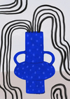Een blauwe vaas met een gestippelde textuur en twee handvatten, voor een witte achtergrond met abstracte zwarte lijnen die lijken op haar of rook die naar boven stroomt, ideaal voor interieurposterontwerp met het CollageDepot aa 076 - grafische-art.-