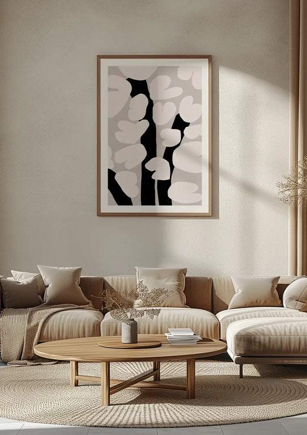 Een woonkamer met een beige kleurenpalet is voorzien van een houten salontafel, een gebogen bank met sierkussens en moderne wanddecoratie in de vorm van het Witte bloemblaadjes schilderij van CollageDepot aan de muur. De minimalistische ruimte wordt goed verlicht door natuurlijk licht.